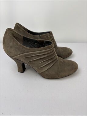 🍀 me too Fancy Taupe Suede Ruched Ankle Booties